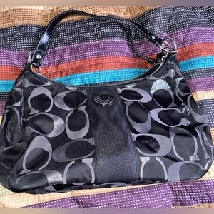 Vintage Beautiful gently used Coach bag! Bag is in excellent condition!!